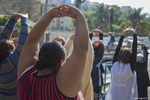 participantes do programa Emagrecer Certo se alongando