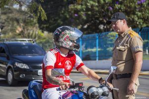 agente da Settrans de Cotia orienta motociclista