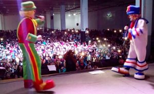 patatí patatá no palco com o público lotando o recinto ao fundo