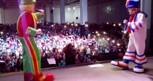 patatí patatá no palco com o público lotando o recinto ao fundo