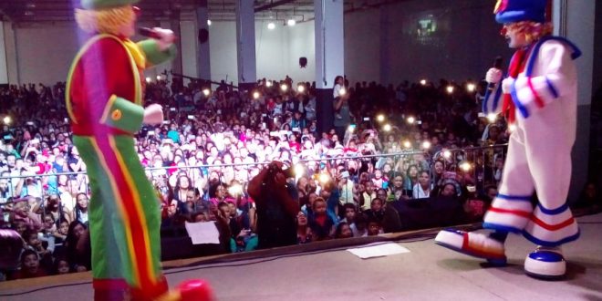 patatí patatá no palco com o público lotando o recinto ao fundo