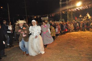 idosos de Vargem Grande Paulista dançando quadrilha no Arraiá da Melhor Idade