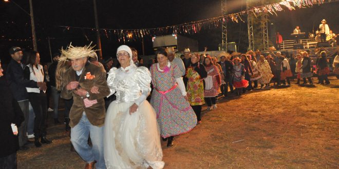 idosos de Vargem Grande Paulista dançando quadrilha no Arraiá da Melhor Idade