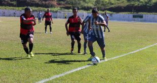 jogadores do Renegados (de cinza) e do Rubro Negro (de preto e vermelho) disputam partida de futebol