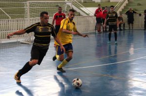 jogadores do Sem Futuro (de preto) e Liras (de amarelo) se enfrentando em quadra