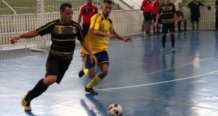 jogadores do Sem Futuro (de preto) e Liras (de amarelo) se enfrentando em quadra