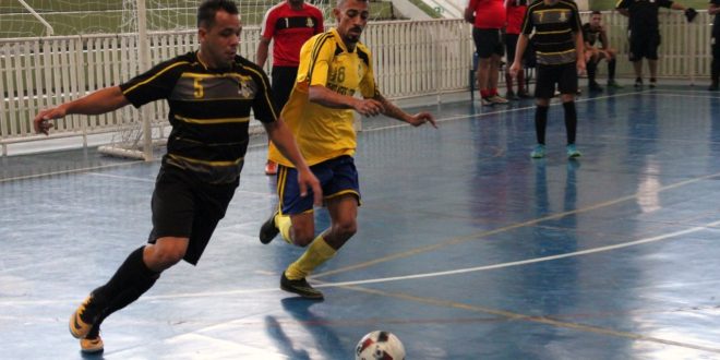 jogadores do Sem Futuro (de preto) e Liras (de amarelo) se enfrentando em quadra