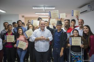 Luis Gustavo Napolitano, Rogério Franco, Professor Osmar e Pedinha posam para foto com alunos durante evento de formatura da turma do programa Time Emprego evento de formatura da turma do programa Time Emprego