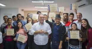 Luis Gustavo Napolitano, Rogério Franco, Professor Osmar e Pedinha posam para foto com alunos durante evento de formatura da turma do programa Time Emprego evento de formatura da turma do programa Time Emprego