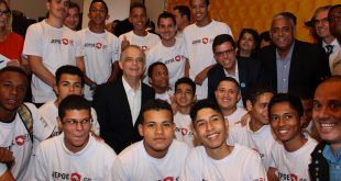 jovens do JEPOE, prefeito Marcos Neves e governador Márcio França posam para foto