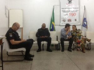 dois guardas civis, James da Settrans e Goreti sentados durante reunião de julho do Conseg Granja Viana