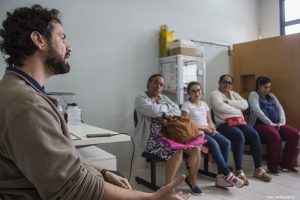 educador físico conversa com gestantes numa sala