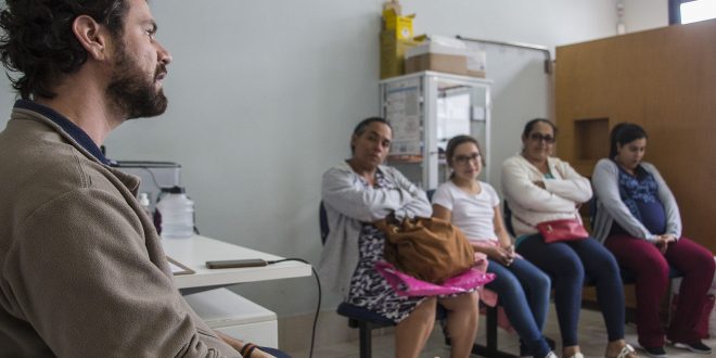 educador físico conversa com gestantes numa sala