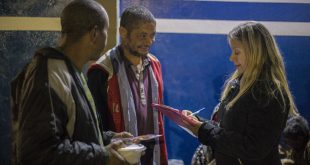 agente do Fundo Social de Solidariedade de Cotia conversa com moradores de rua