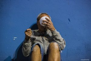 morador de rua de Cotia come comida oferecida pelo Fundo Social de Solidariedade