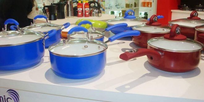 panelas azuis e vermelhas dispostas numa mesa do feirão