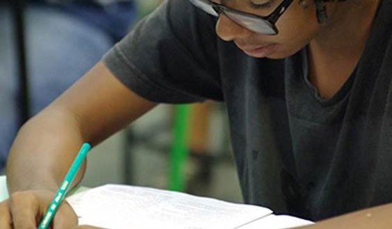 aluno concentrado em uma prova do vestibular da Fatec
