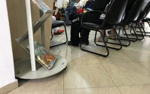 close das pernas de jovens que cumprem medidas socioeducativas durante visita à biblioteca Batista Cepelos