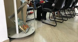 close das pernas de jovens que cumprem medidas socioeducativas durante visita à biblioteca Batista Cepelos