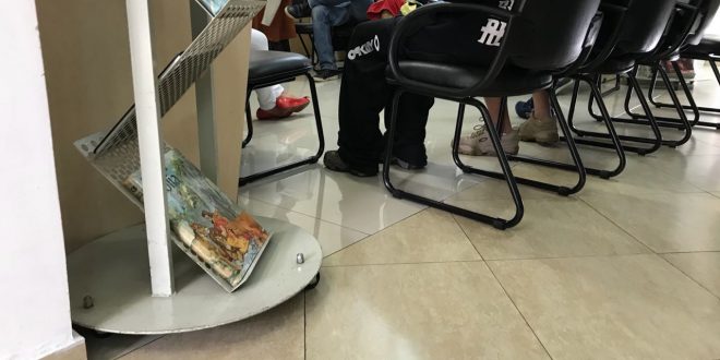 close das pernas de jovens que cumprem medidas socioeducativas durante visita à biblioteca Batista Cepelos