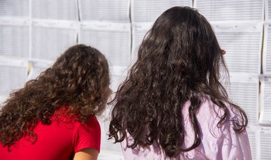 duas estudantes conferem lista de classificação de vestibular da Fatec