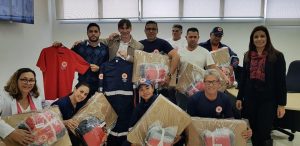 funcionários do samu de vargem grande paulista posam para foto com novos kits
