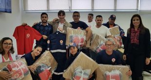 funcionários do samu de vargem grande paulista posam para foto com novos kits