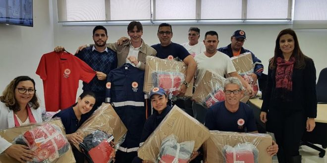 funcionários do samu de vargem grande paulista posam para foto com novos kits