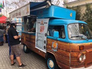 food truck Só Coxinhas servindo uma pessoa