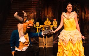 cena da peça A Bela e a Fera