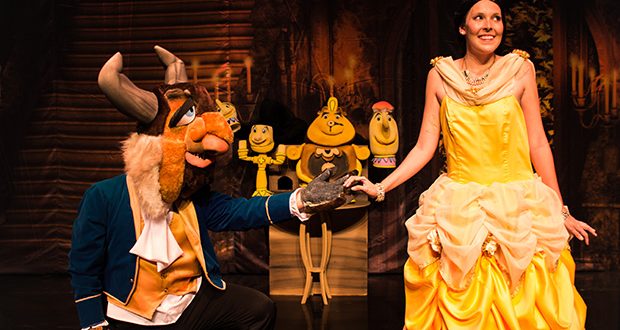 cena da peça A Bela e a Fera