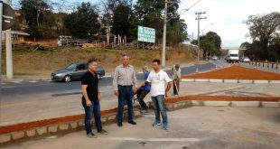 Claudio Goés, Alacir Raysel e um terceiro homem não identificado posam em meio à obra da rua Antonio Pannellini