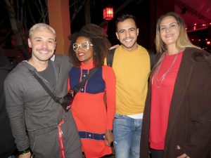 Alex Gallete, ex-BBB Nayara de Deus, Matheus Lisboa e Aritana Maroni  posam para foto no evento