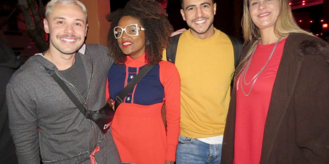 Alex Gallete, ex-BBB Nayara de Deus, Matheus Lisboa e Aritana Maroni posam para foto no evento