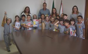 alunos da criarte posam no gabinete do prefeito Cláudio Goés com o próprio