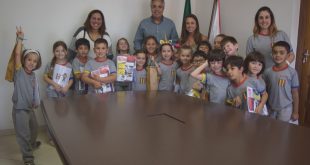 alunos da criarte posam no gabinete do prefeito Cláudio Goés com o próprio