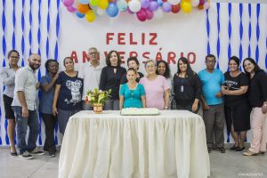 vários aniversariantes do mês posam para foto