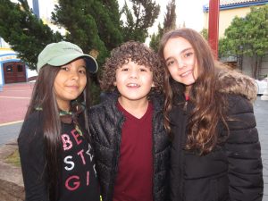 Isa Nakahara, Gabriel Miller e Lara Fanganiello posam para foto no evento