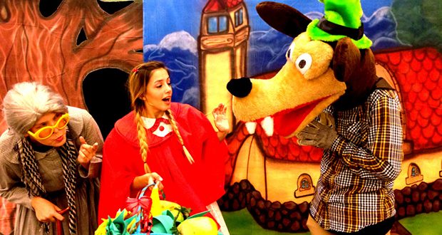 cena da peça 'Chapeuzinho Vermelho em: Uma Surpresa para o Lobo'