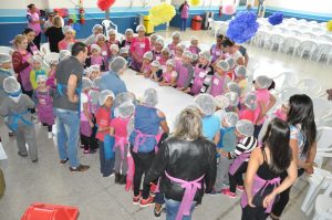 participantes de oficina de férias em ação