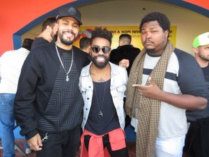 Ex-BBB Viegas, Douglas Ferreira e Ronan Oliveira posam para foto no evento