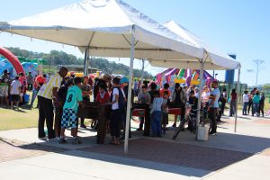 filhos e pais em tenda com pebolim