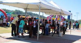 filhos e pais em tenda com pebolim