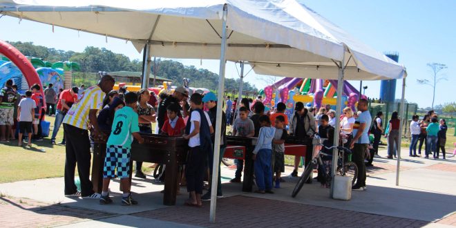 filhos e pais em tenda com pebolim