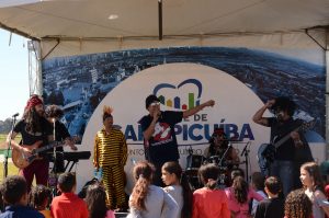 banda Geleia se apresentando em uma tenda