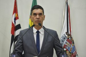 guto issa discursando na tribuna da câmara de São Roque