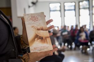 detalhen da cartilha de aleitamento sendo segurada por um par de mãos