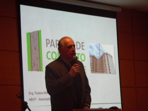 O presidente da AETEC, Arthur Augusto Weigand Berna, falando ao microfone