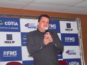 Rubens Monge Silveira falando ao microfone