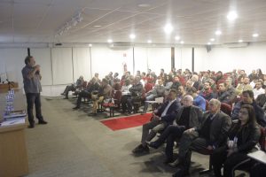 público lota auditório da Faculdade Mario Schenberg durante a palestra de João Batista Rodrigues da Silva